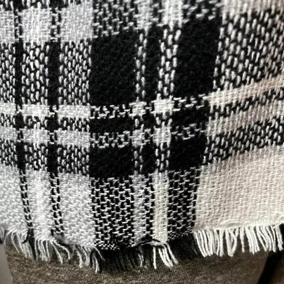 ModCloth Women's Black & White Plaid, Tartan Wide Scarf, Blanket Wrap w/Fringe - Picture 6 of 10